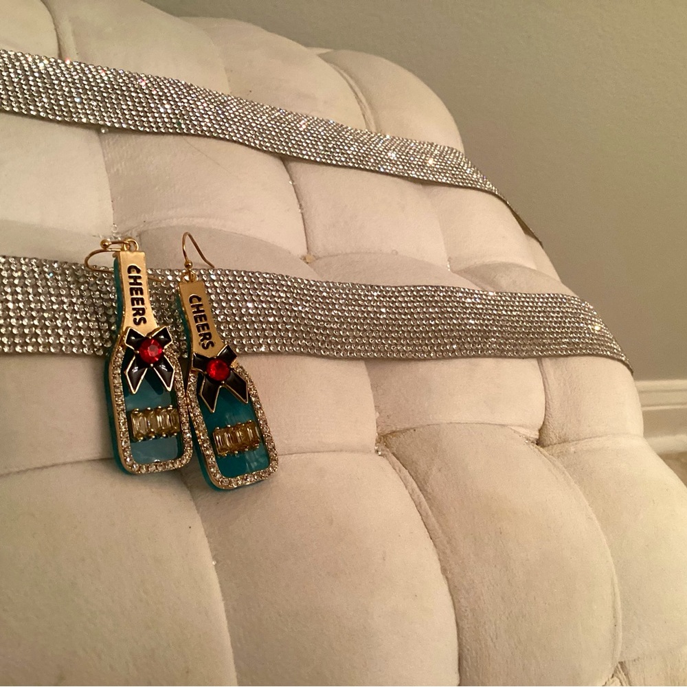Super cute holiday earrings cute speak,e to them well made